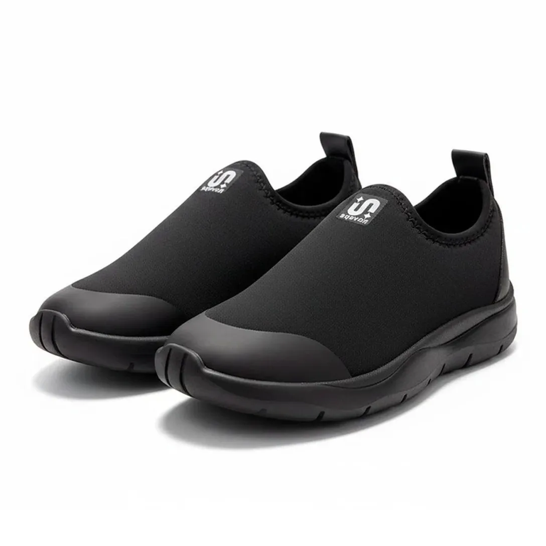 Par de tênis infantil slip-on preto em material têxtil com solado de borracha e logotipo branco, vista frontal dupla